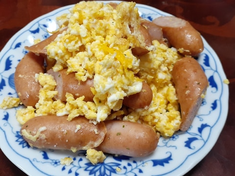 ウインナー入りスクランブルエッグハーブ風味♪